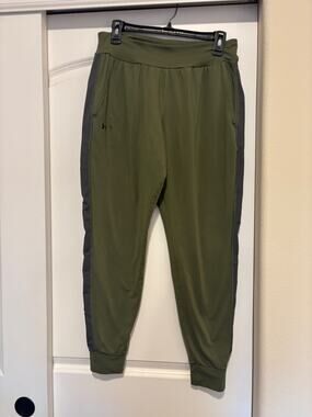 Under Armour Joggers Womens L/Xl Green Stretchy. No Tags. Pics For Approx Size